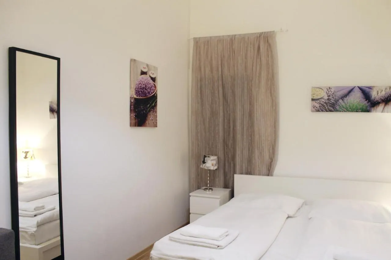 Modern Apartment Ve Smečkách 28 Praga República Checa